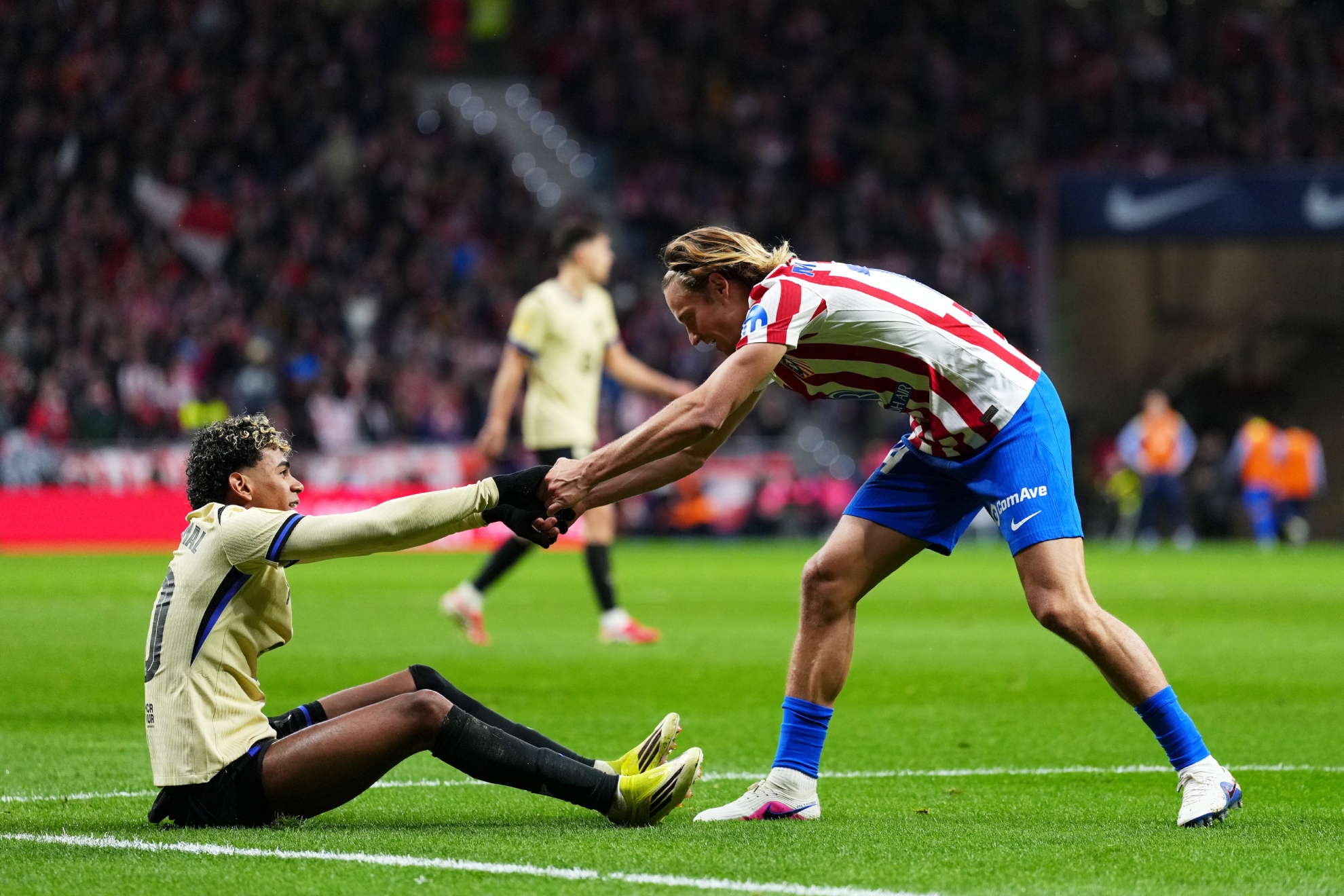 Llorente y Lamine, durante el partido de Copa.