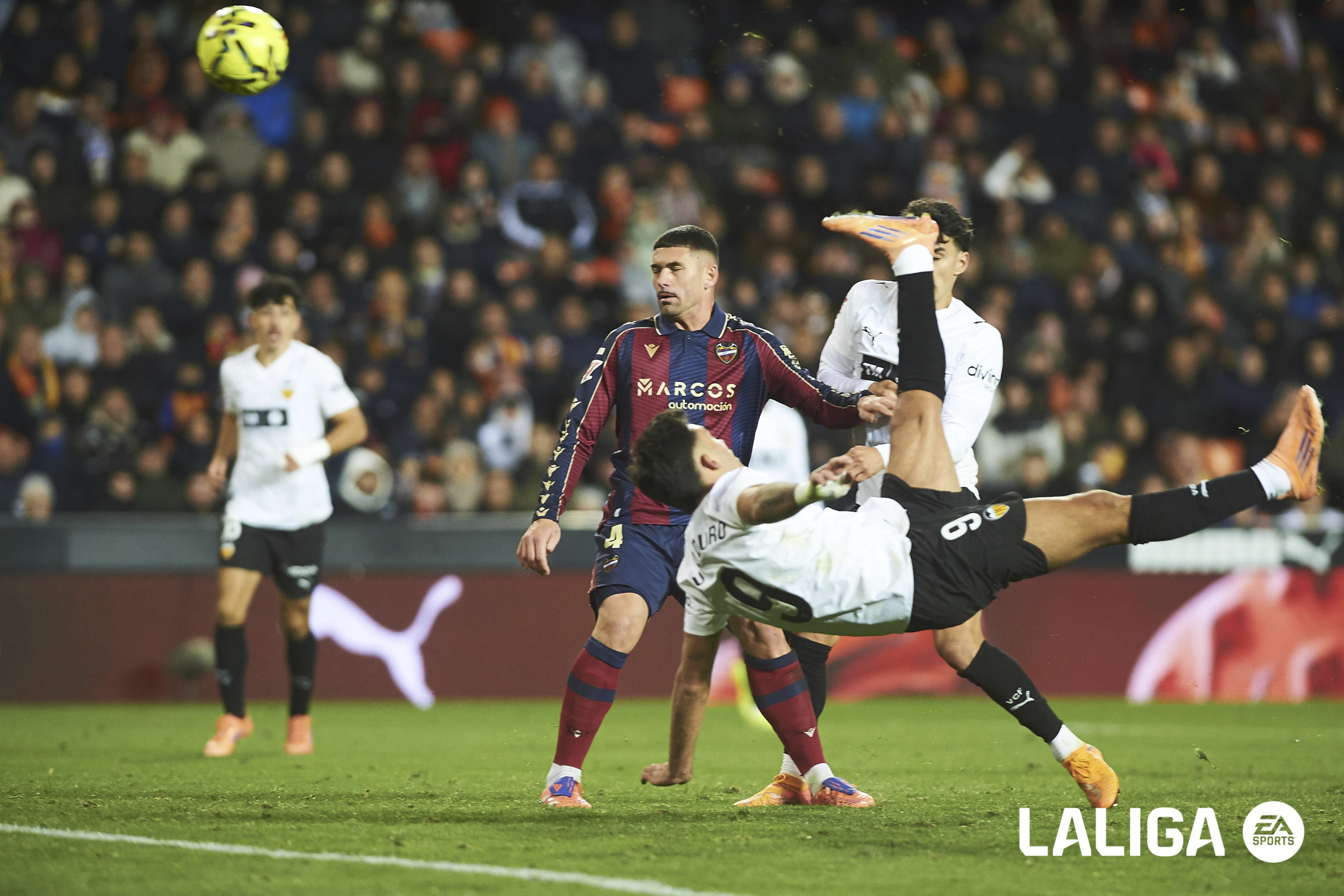 Hugo Duro ejecuta la chilena con la que marcó el 1-0 al Levante en noviembre.
