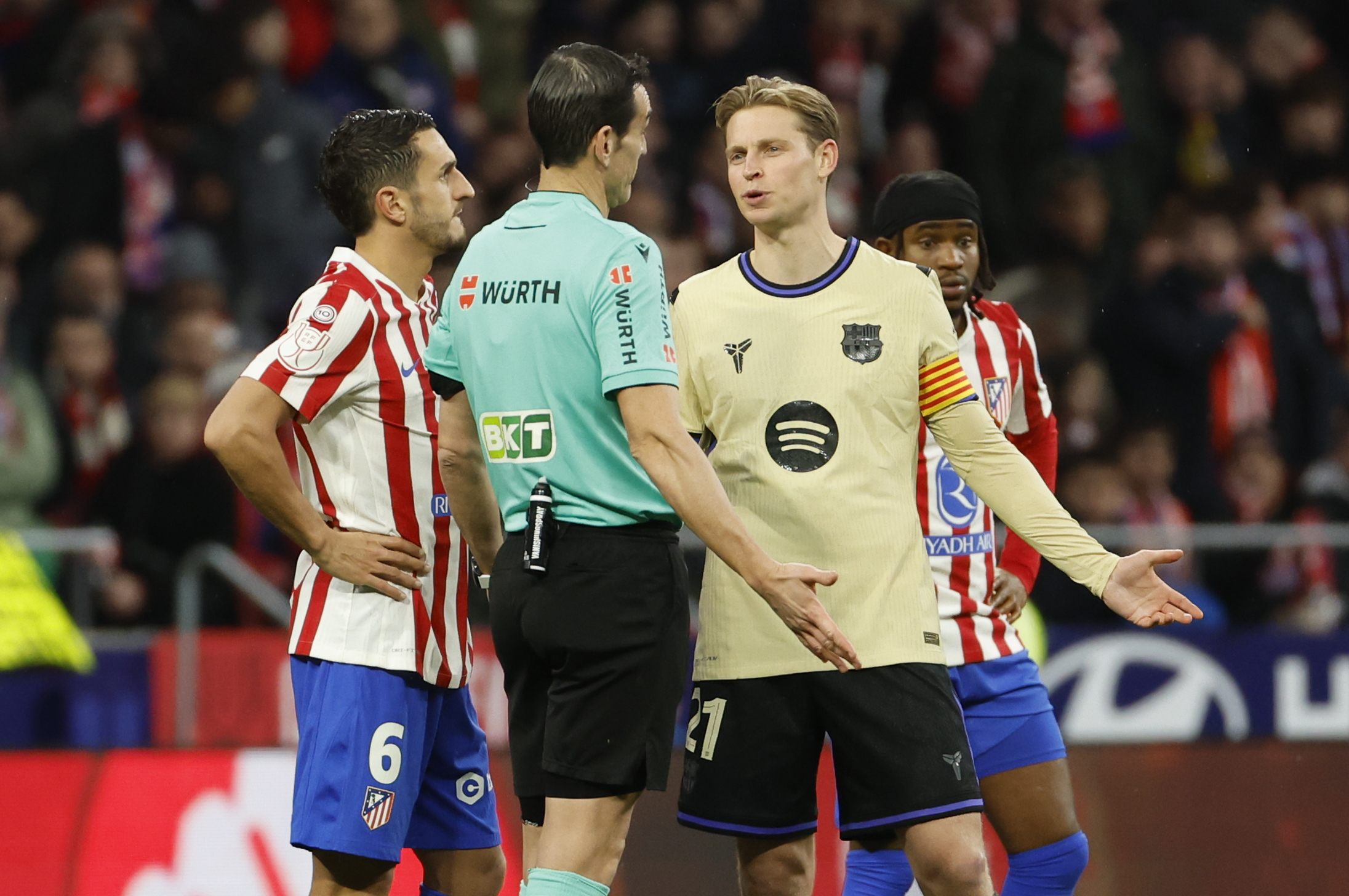 Barcelona's outright anger: club considering filing official complaint regarding refereeing against Atletico Madrid