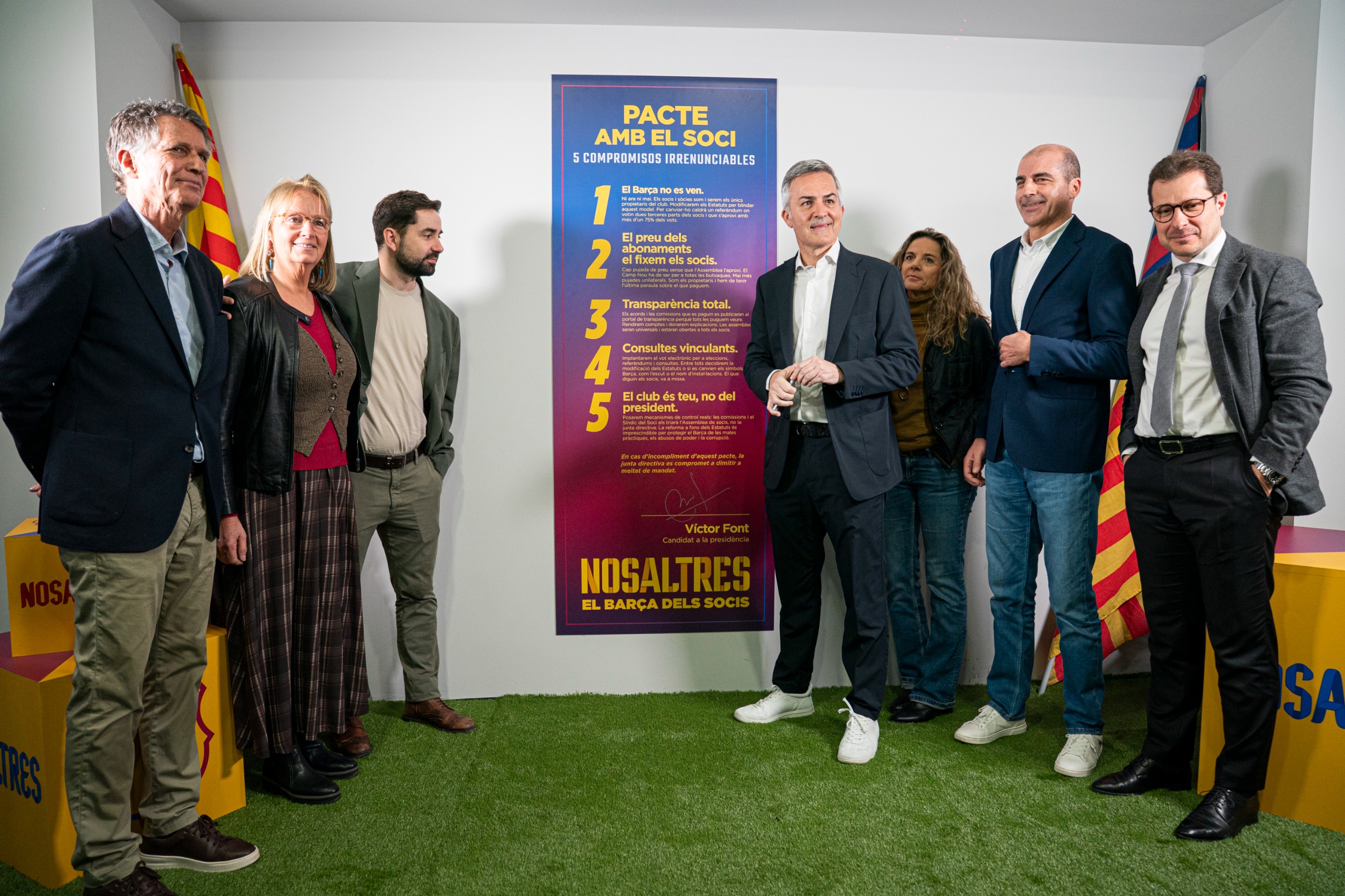 Víctor Font, delante del cartel con los cinco puntos del pacto.