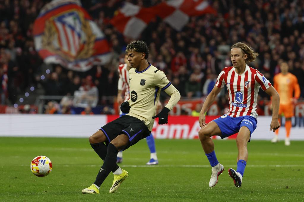 Lamine Yamal ante Marcos Llorente.