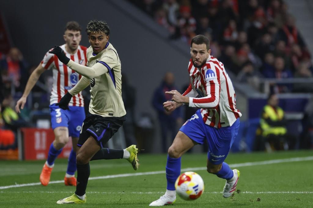 Lamine Yamal lucha con David Hancko.