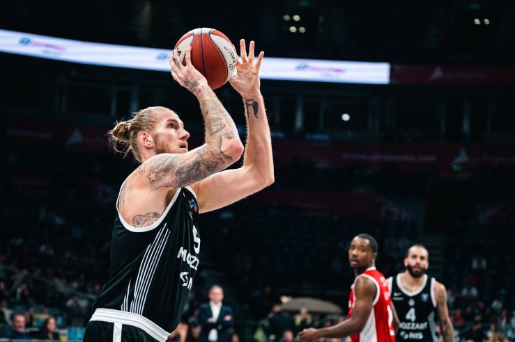 Dylan Osetkowski se dispone a lanzar en un encuentro del Partizan.