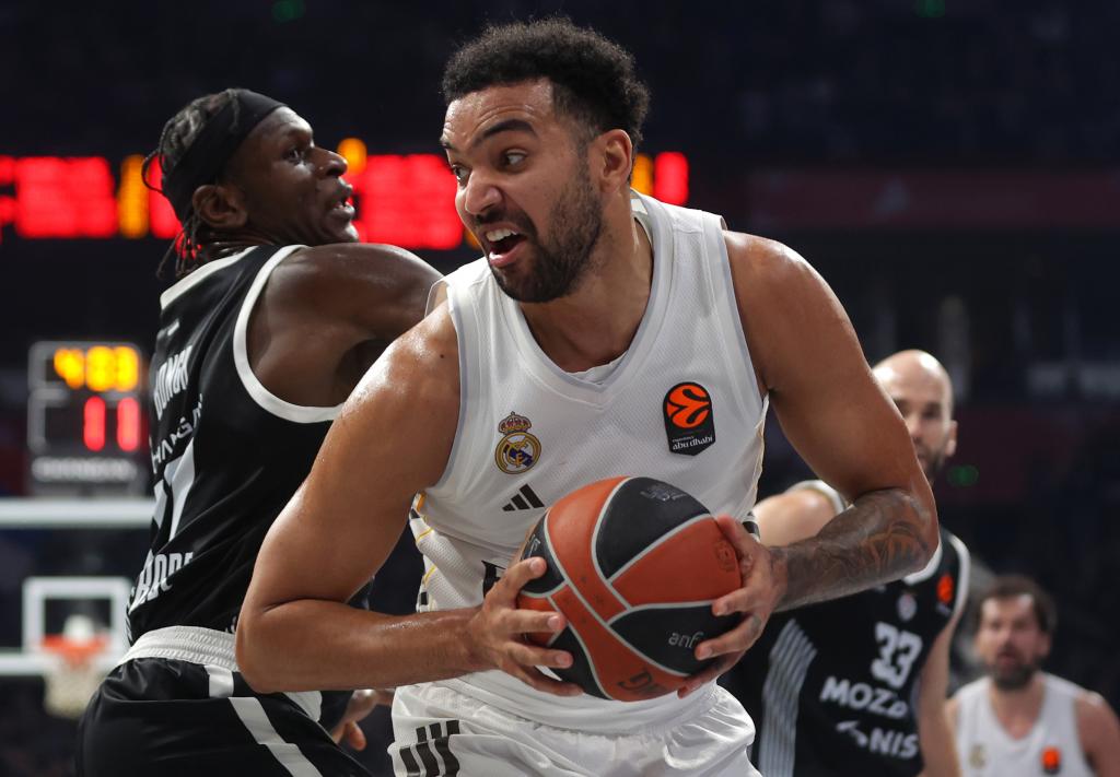 Trey Lyles intenta rebasar la defensa de Isaac Bonga.