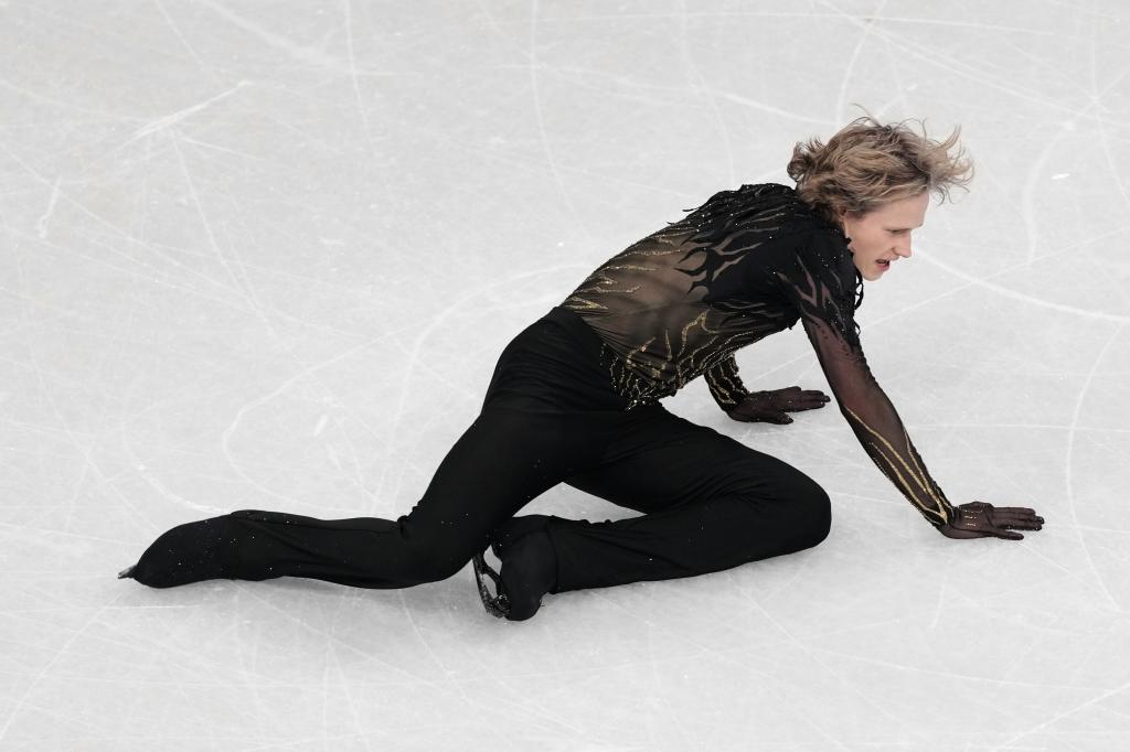 Ilia Malinin en el suelo del hielo de Milán