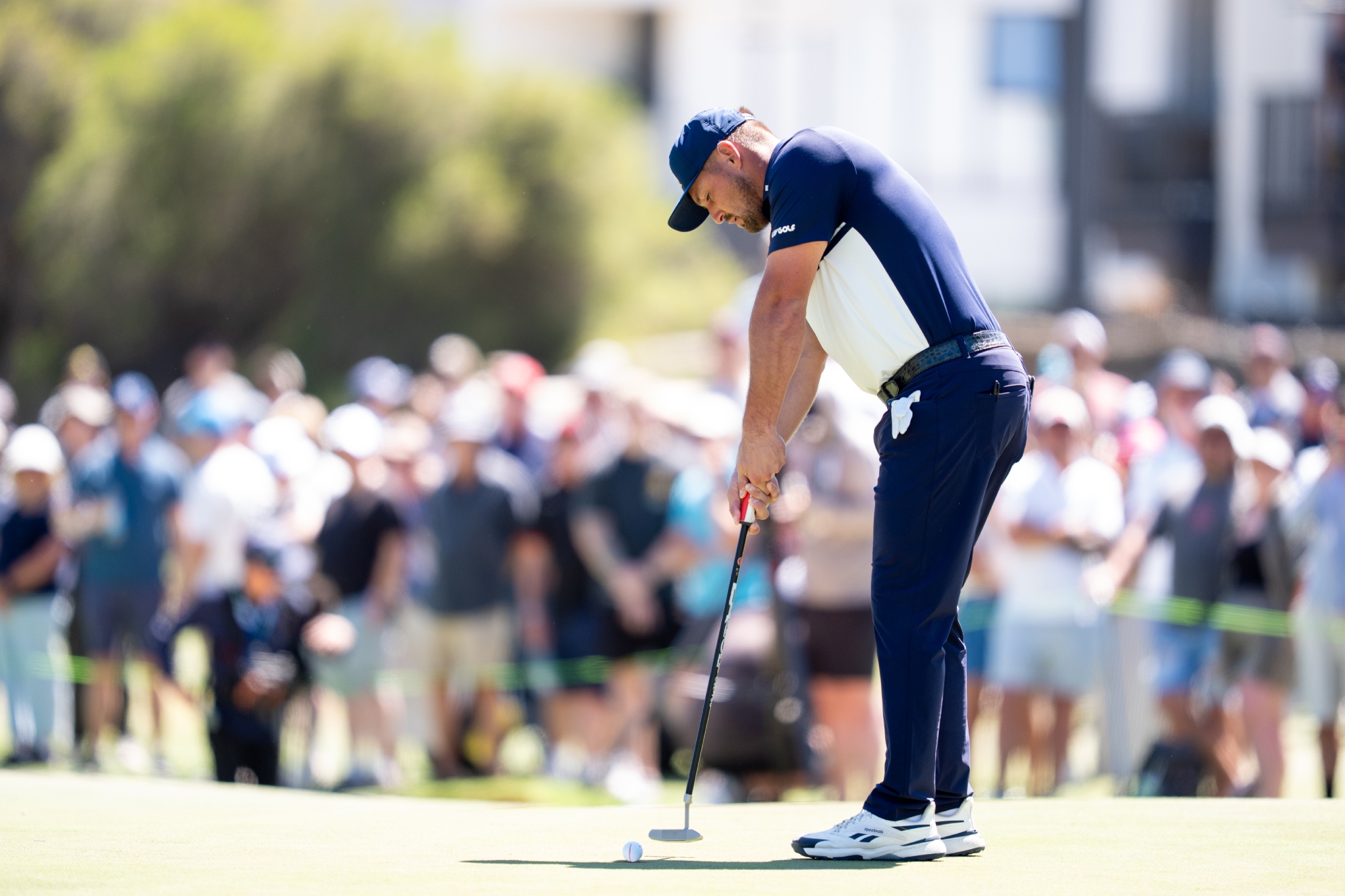 Bryson DeChambeau (32) patea