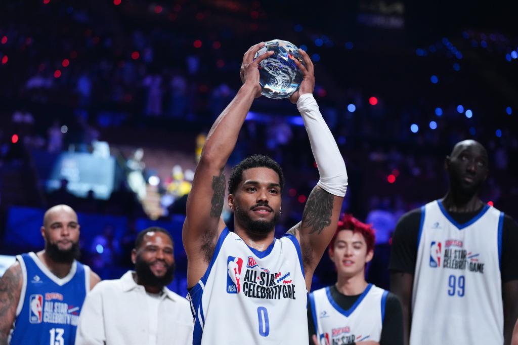 Rome Flynn levanta el trofeo de MVP por segundo año consecutivo.