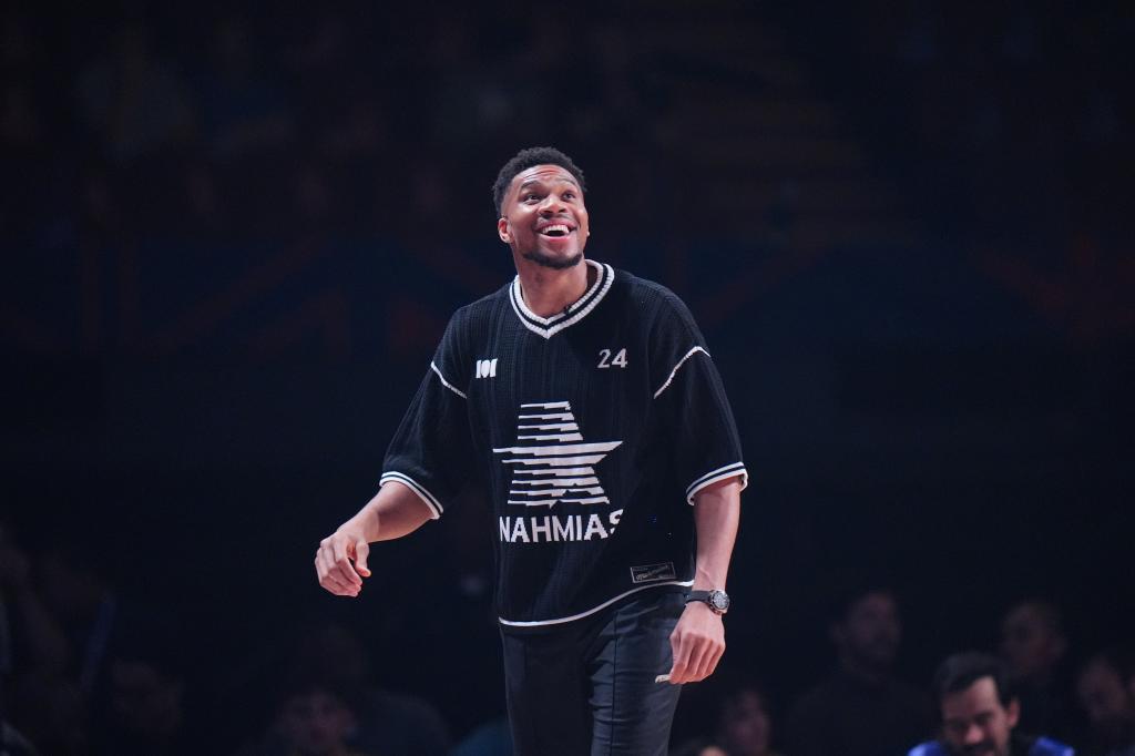 Giannis Antetokounmpo disfruta durante el evento.