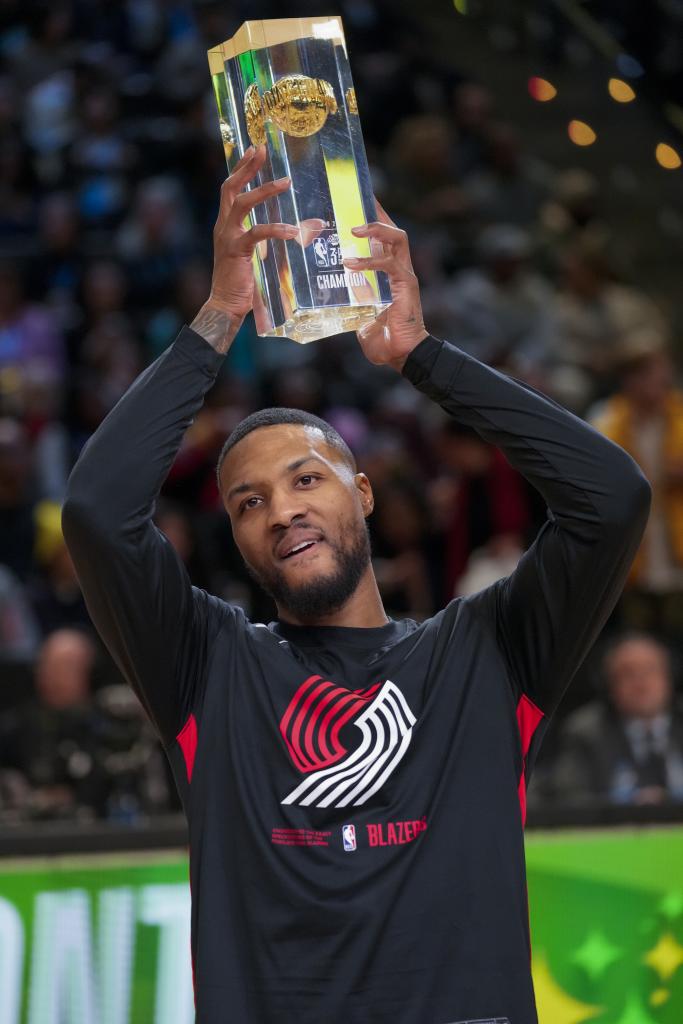 Damian Lillard ofrece el trofeo de campeón del concurso de triples de 2023.