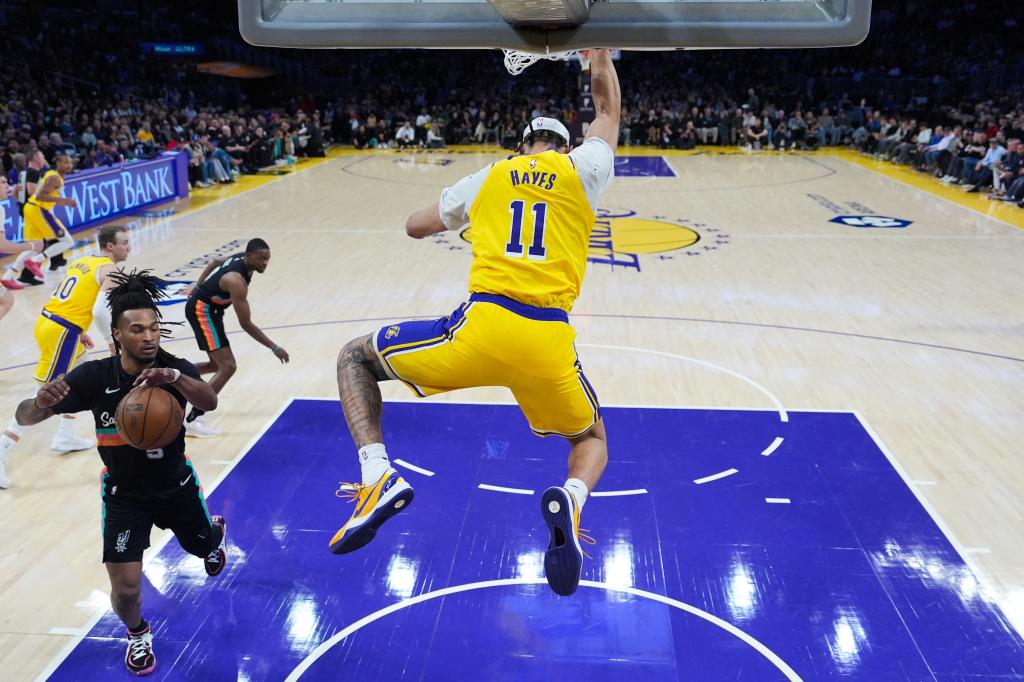 Jaxson Hayes machaca durante un partido de este curso.