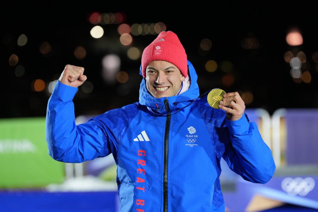 Matt Weston celebra la medalla de oro