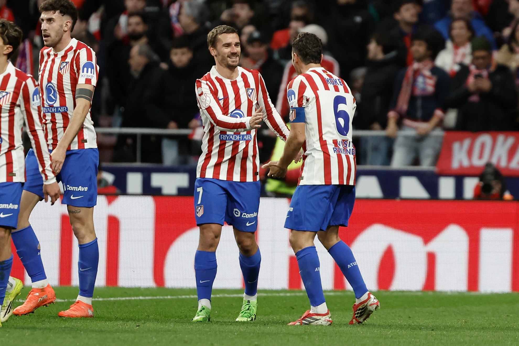 Griezmann y Koke se saludan tras uno de los goles del Atlético-Barcelona