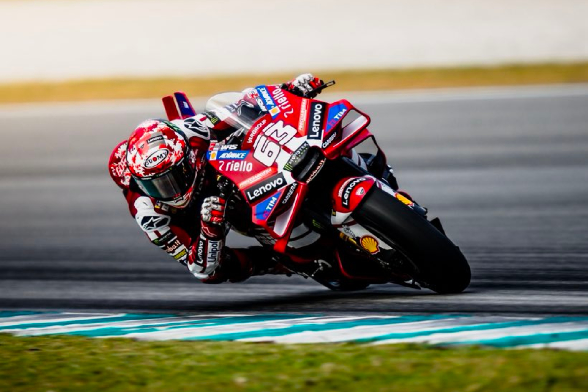 Pecco Bagnaia, a lomos de la Ducati Desmosedici GP26 en Sepang.