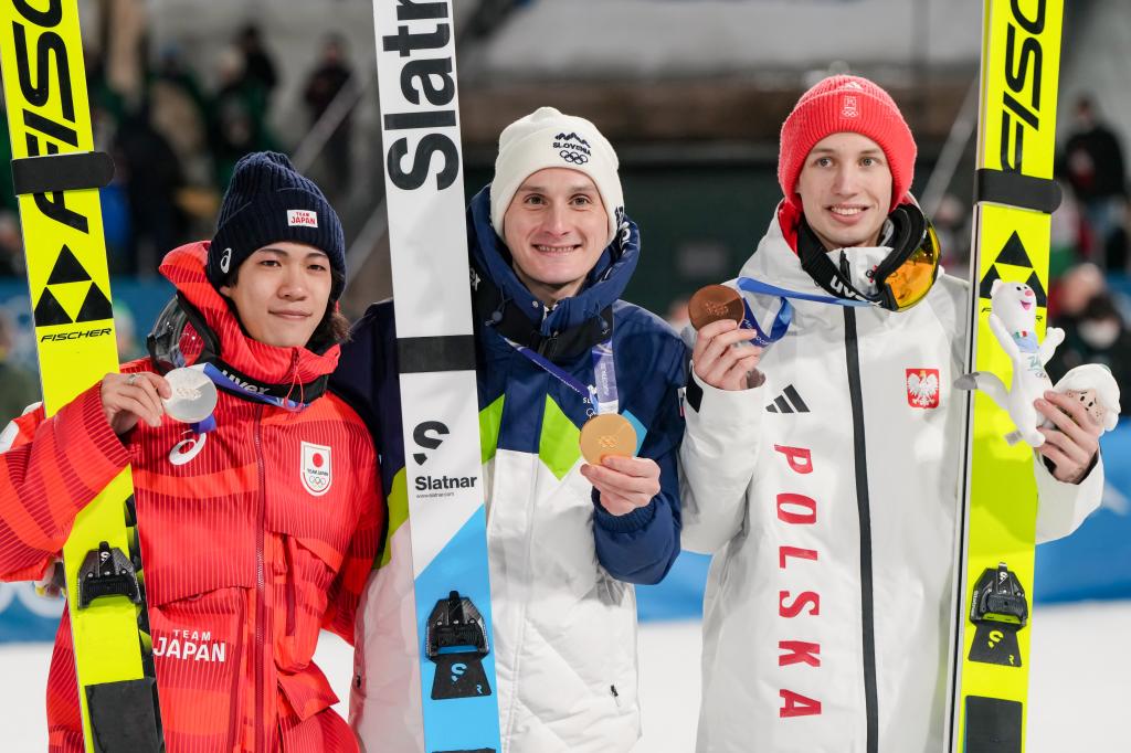 Ren Nikaido (JAP), plata, Domen Prevc (SLO), oro y Kacper Tomasiak (POL), bronce