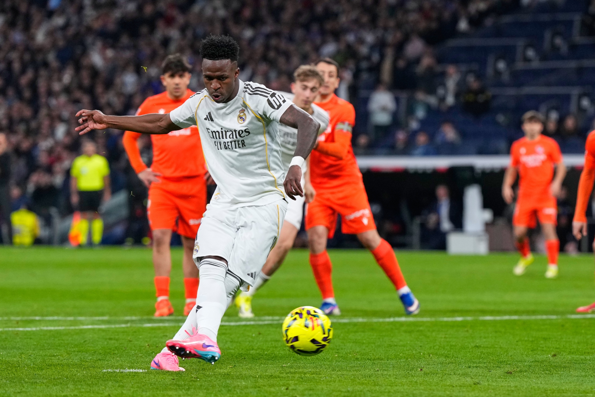 Vinicius en un lanzamiento de penalti.