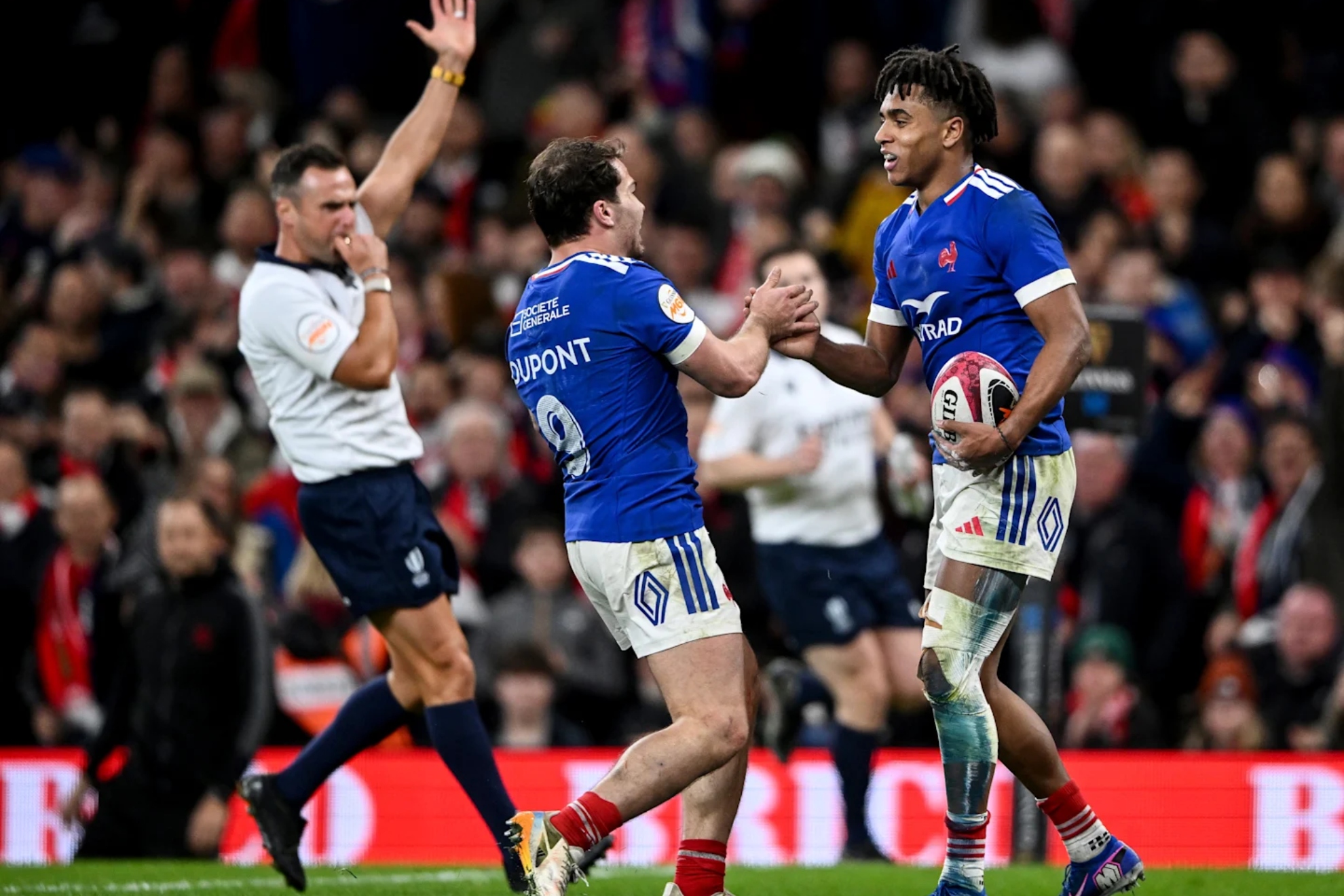 Los jugadores franceses se felicitan tras su triunfo en Gales