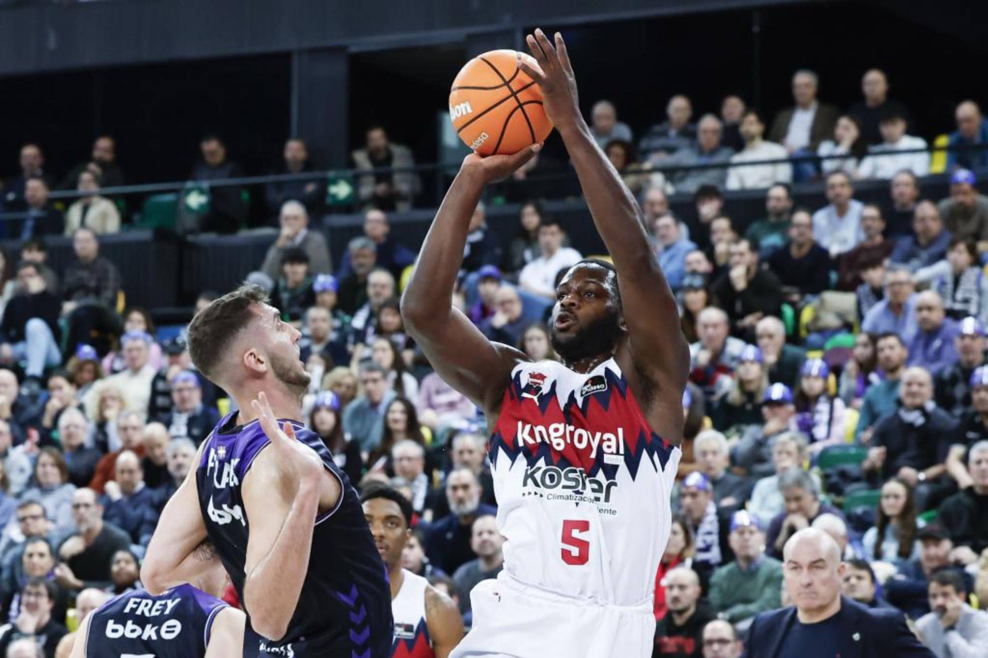 Eugene Omoruyi lanza a canasta en el partido ante el Surne Bilbao Basket.