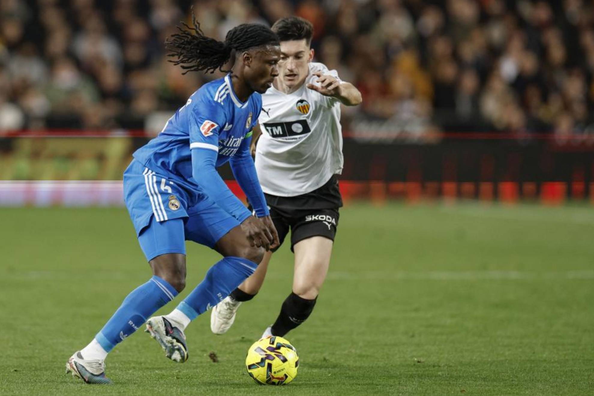 Camavinga, ante Pepelu, en el partido ante el Valencia.