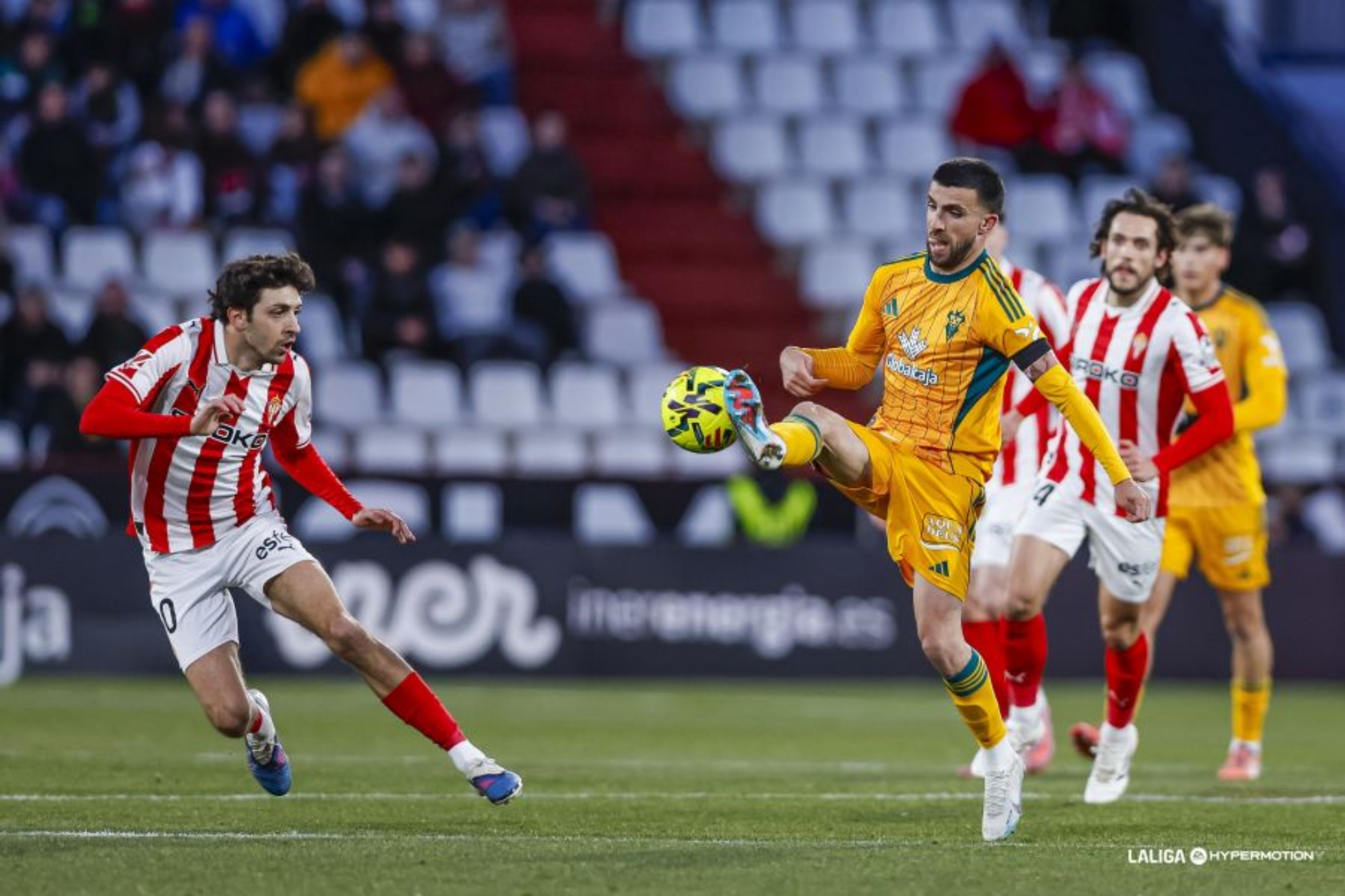 Agus Medina intenta controlar el balón ante la presencia de Gelabert.