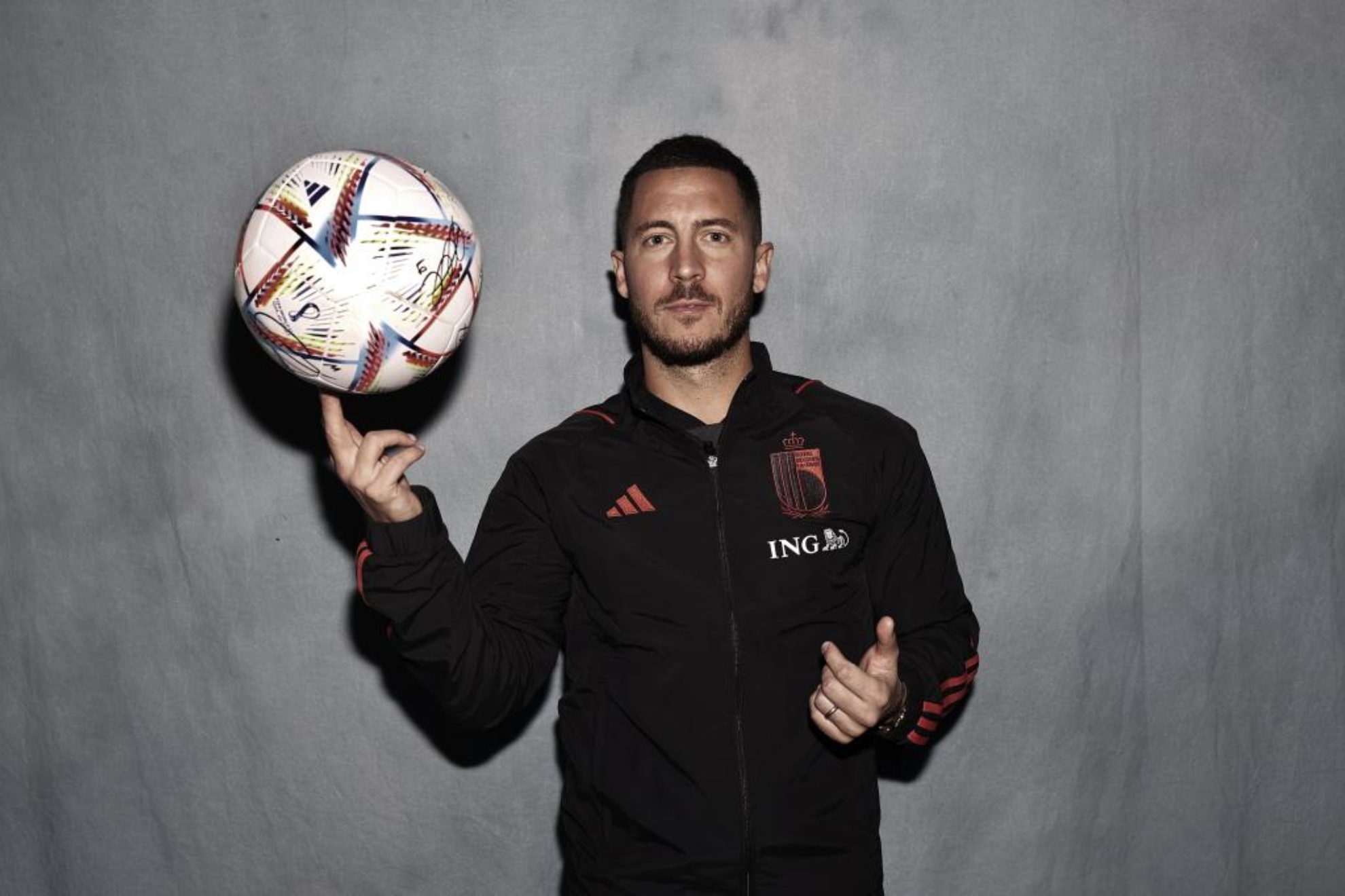 Eden Hazard juega con el balón durante un reportaje.