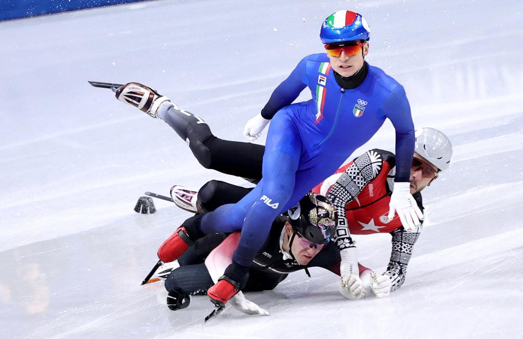 El momento en el que Pietro Sighel casi acaba en el suelo.