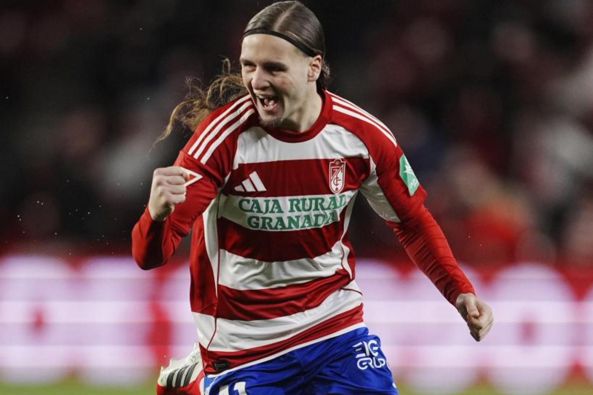 Izan González celebra el gol que marcó al Valladolid con el Granada.