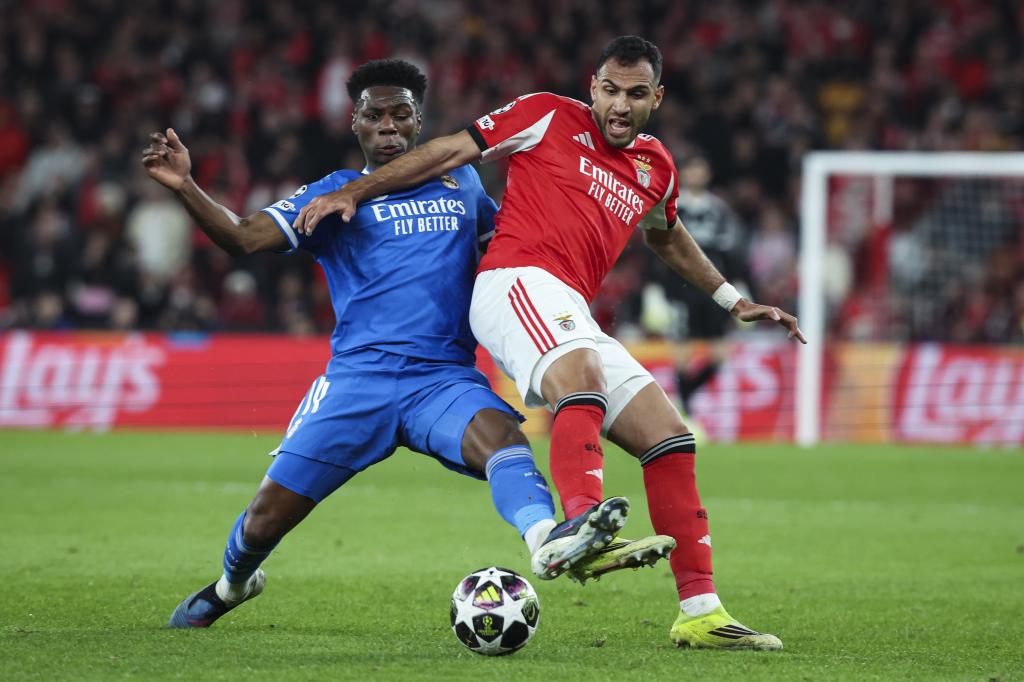 Thouaméni se adelanta a Pavlidis con una gran acción defensiva.