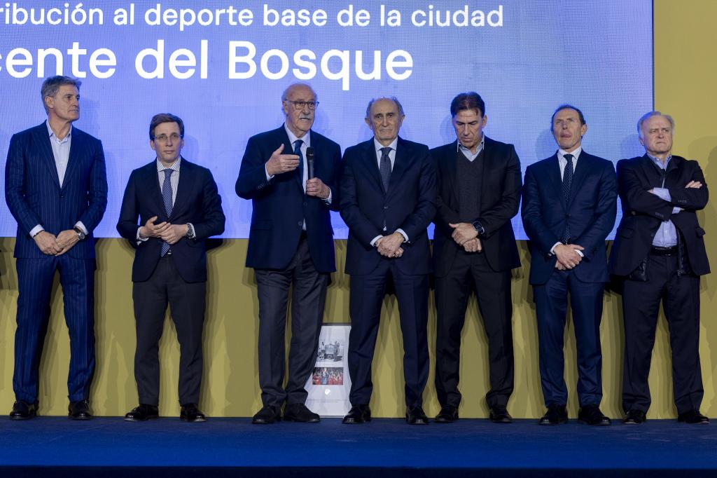 Míchel, Martínez-Almeida, Del Bosque, Pirri, Martín Vázquez, Butragueño y Pardeza.