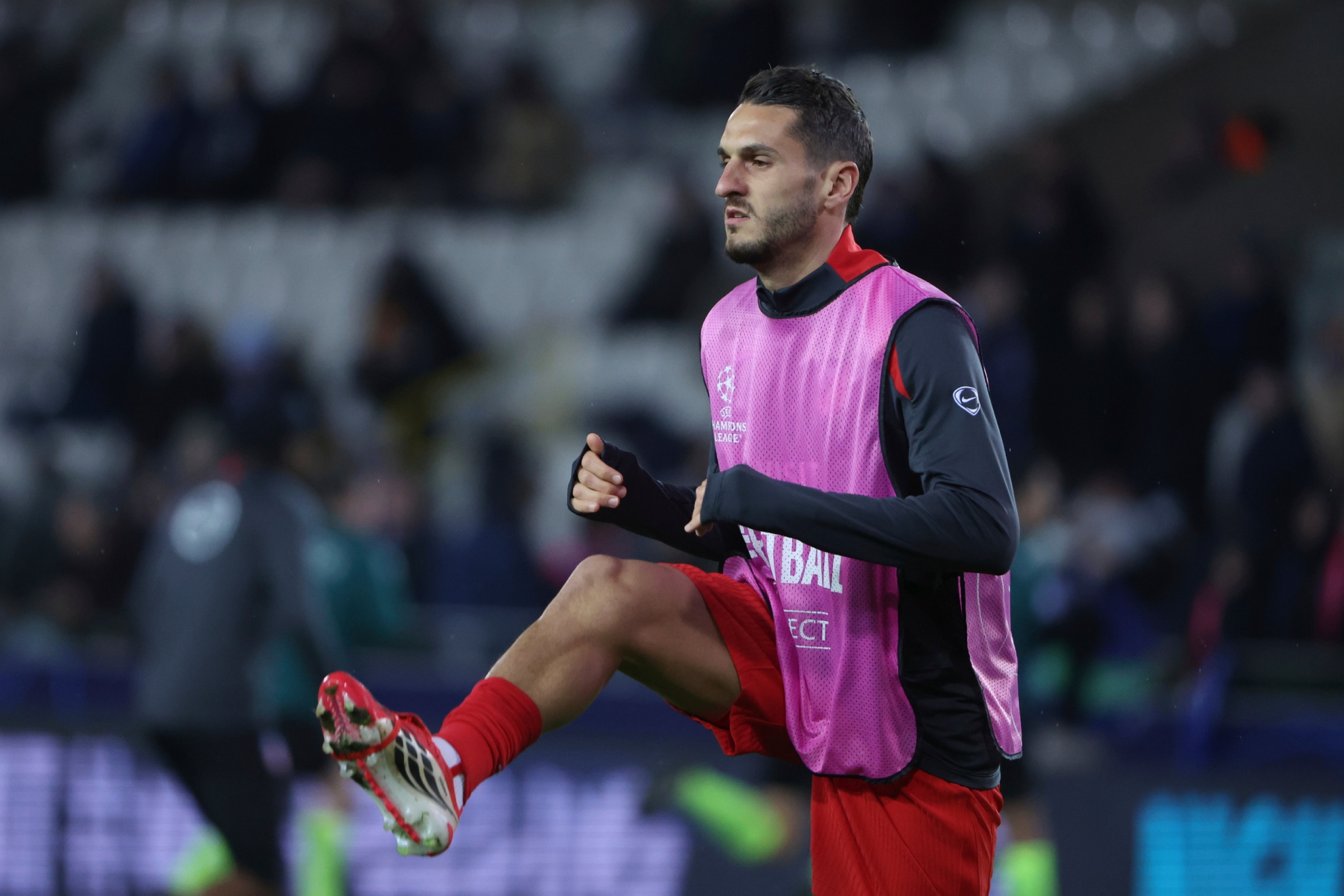 Koke, durante el calentamiento ante el Brujas.
