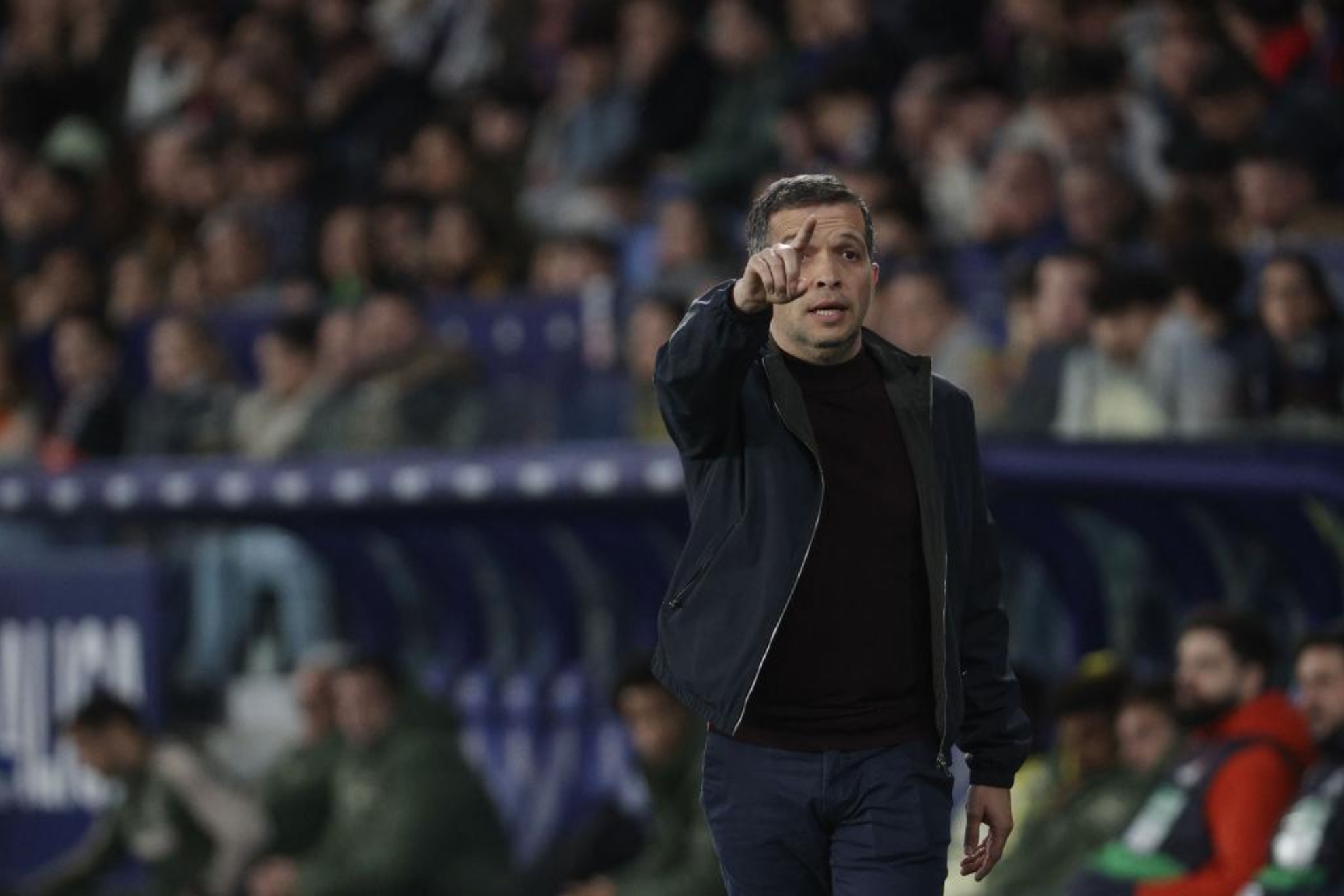 Luís Castro, entrenador del Levante, da una indicación en un partido.