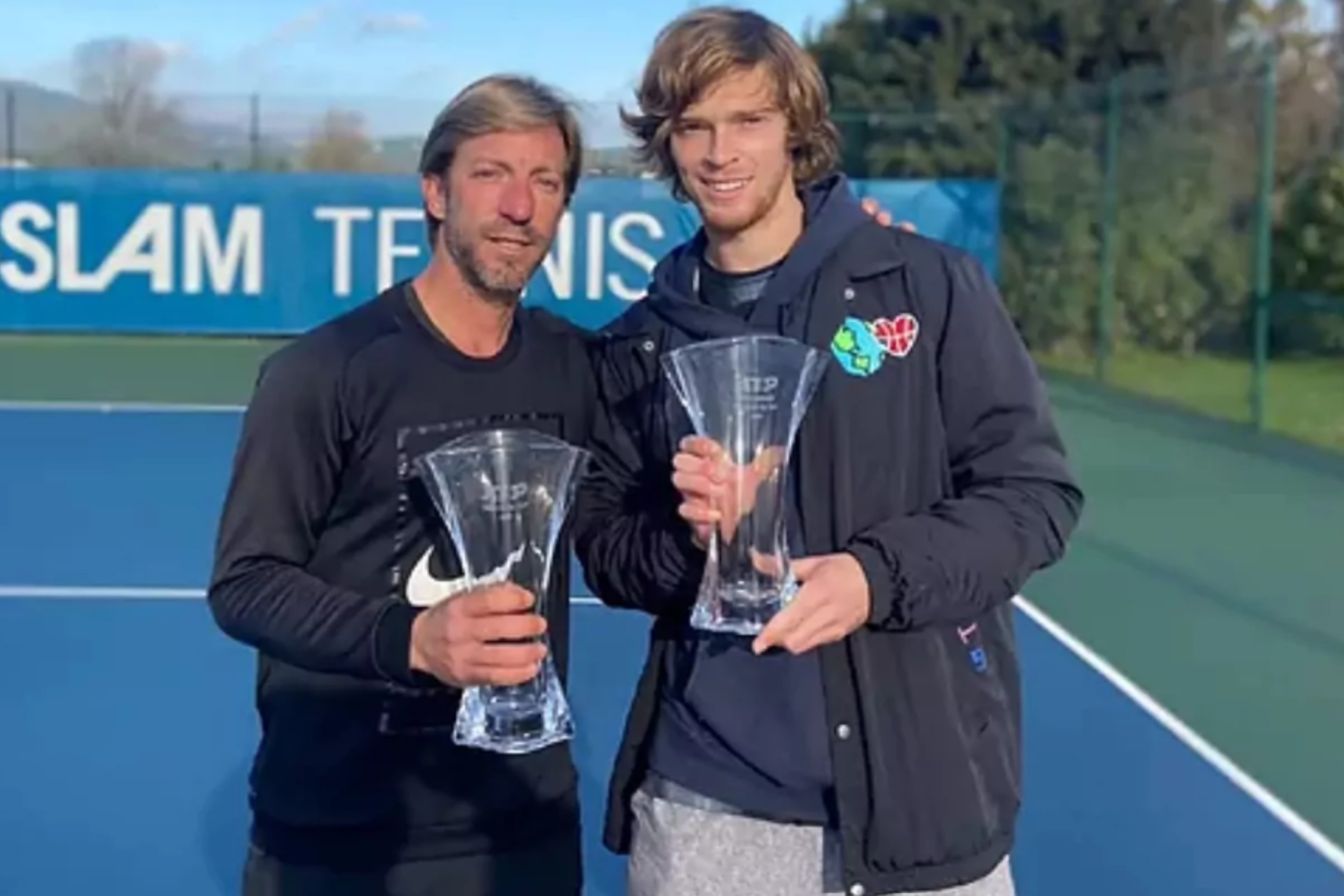 Fernando Vicente y Andrey Rublev, con el premio de la ATP.