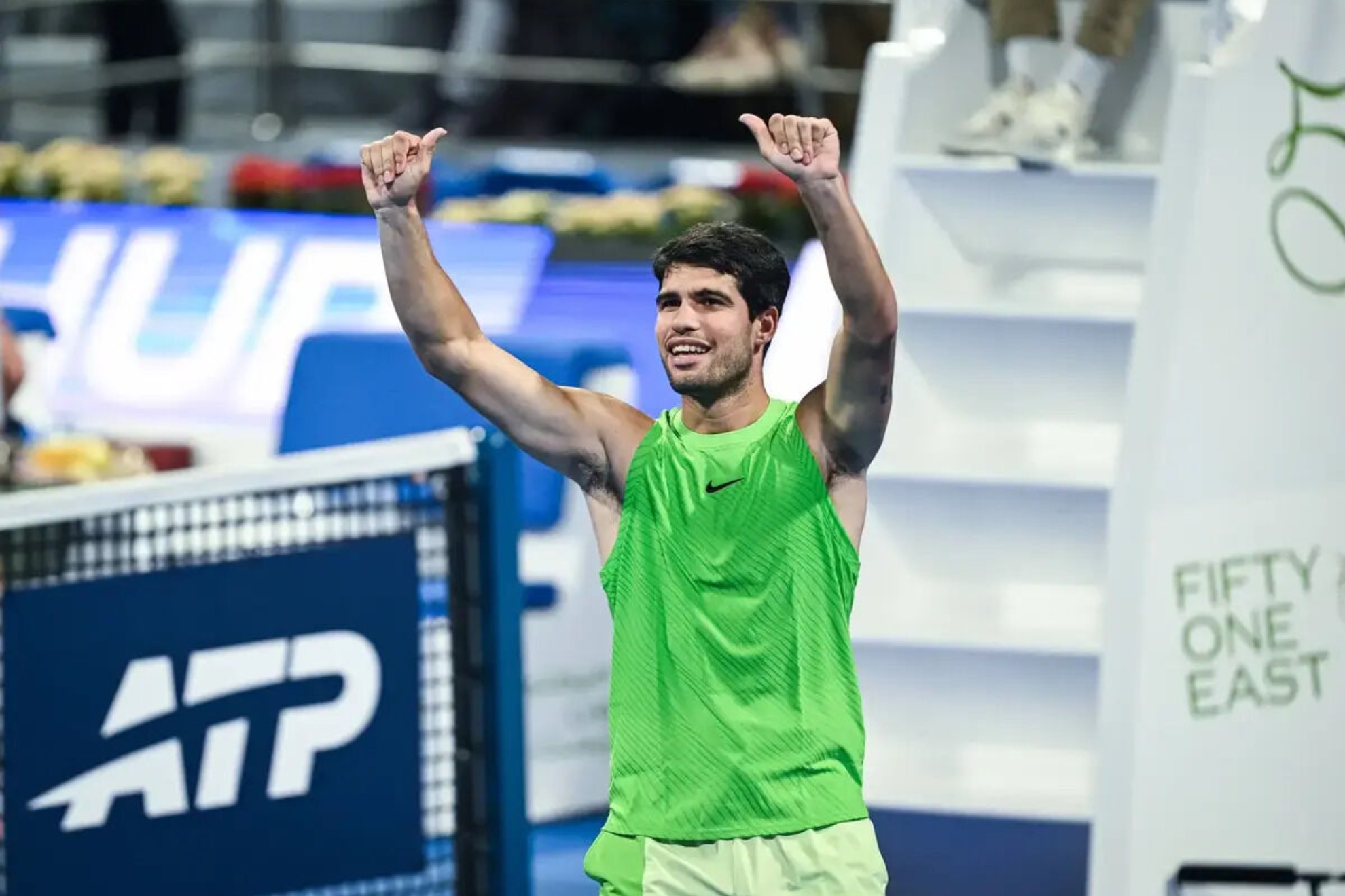 Alcaraz saluda a la grada.