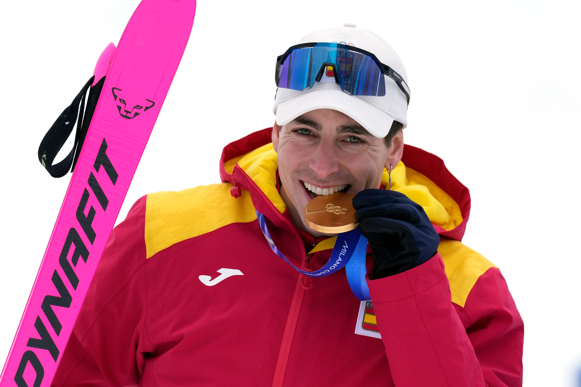 Oriol Cardona muerde su oro en la prueba sprint de esquí de montaña de los Juegos de Milán-Cortina. COE