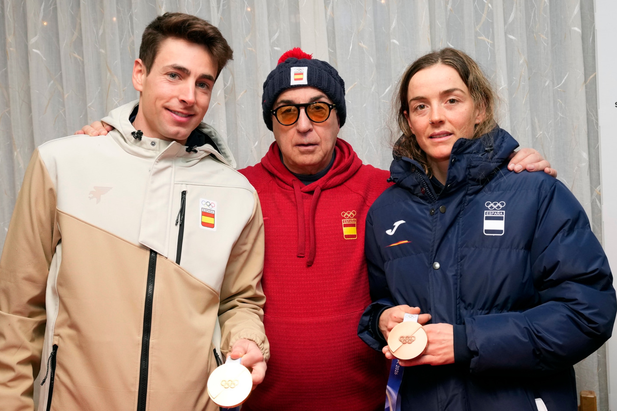 Alejandro Blanco, junto a Oriol Cardona y Ana Alonso, con las medallas