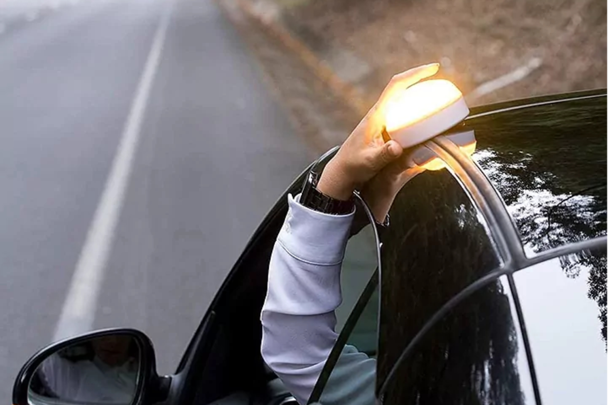 La baliza permite señalizar la avería o accidente sin salir del coche.