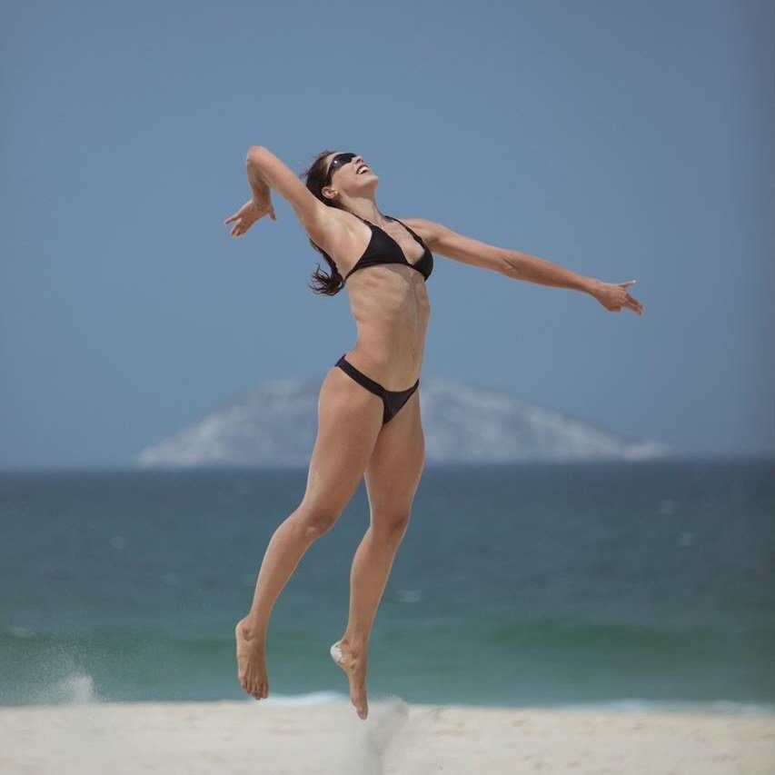 Carol Solberg entrenando en la playa de Río de Janeiro de cara al inicio de la temporada