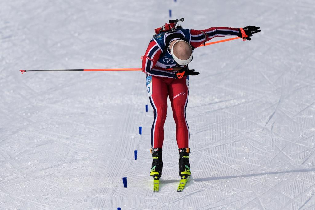 Dale-Skvejdal hace una reverencia en meta tras ganar el oro