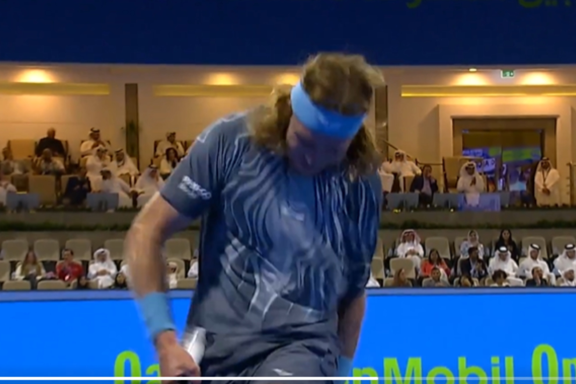 Rublev se pega en la rodilla.