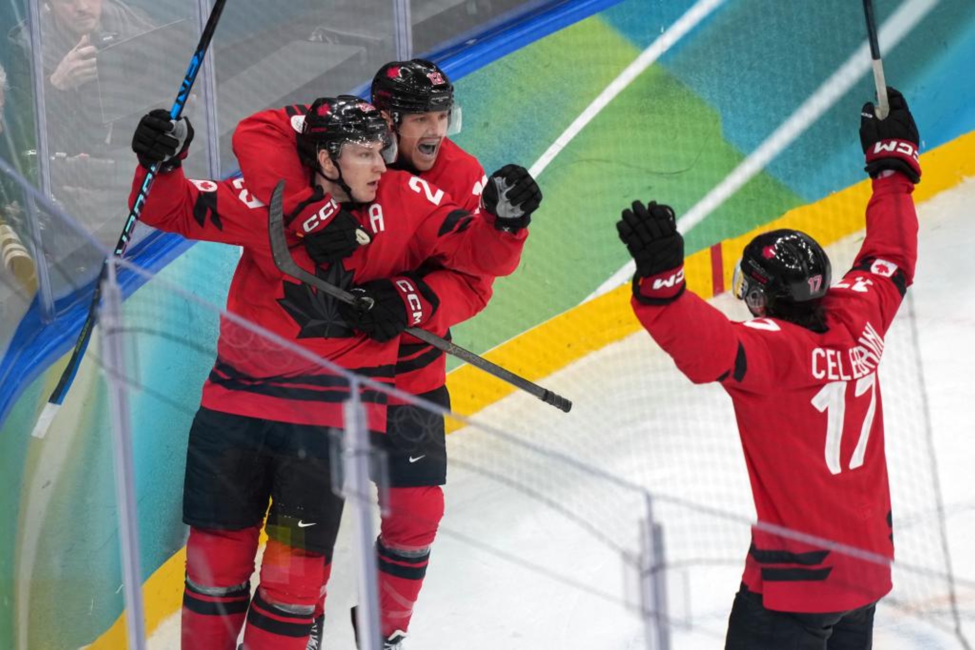 Canadá celebra el gol final de MacKinnon