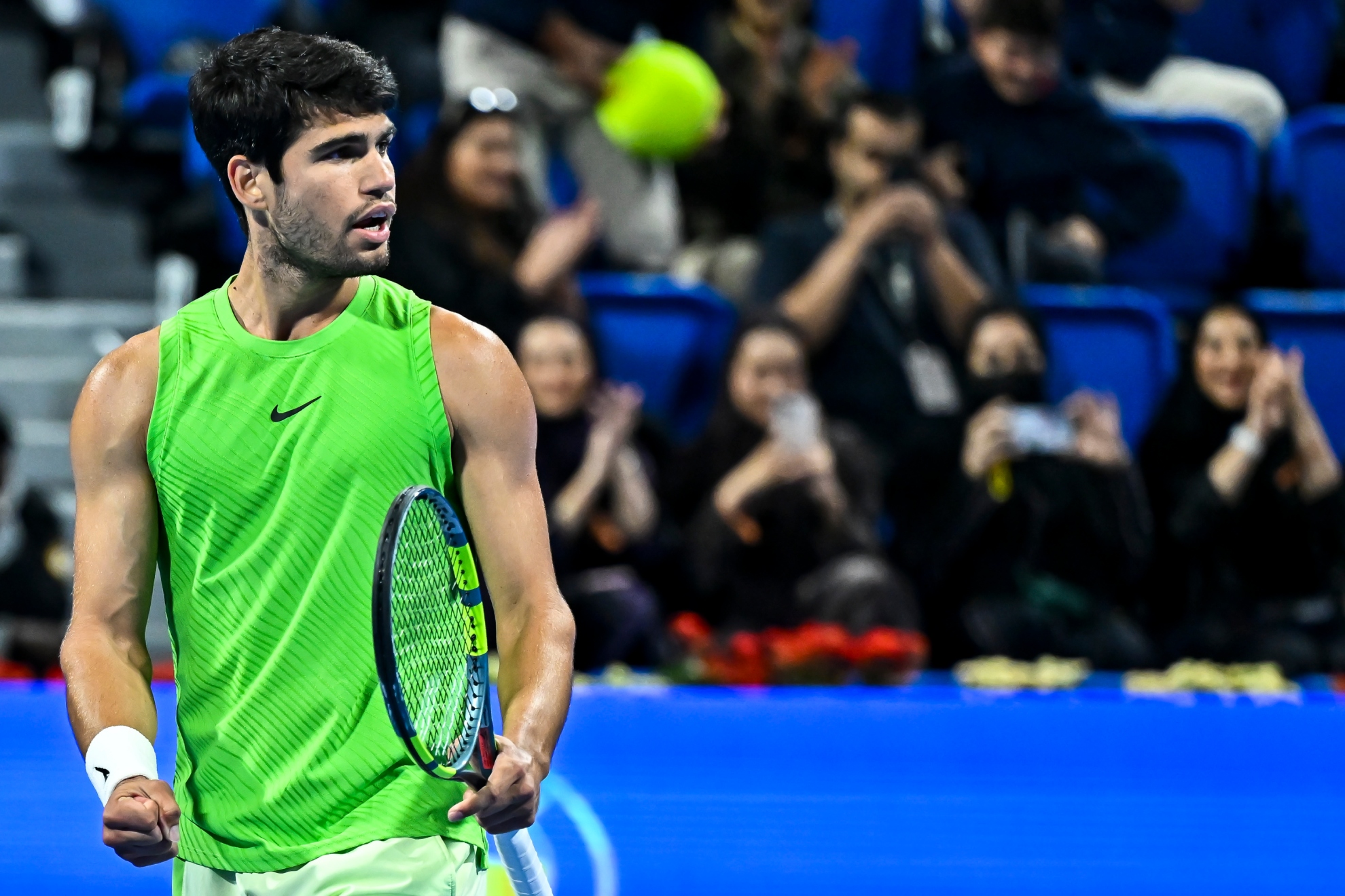 Alcaraz celebra un punto.