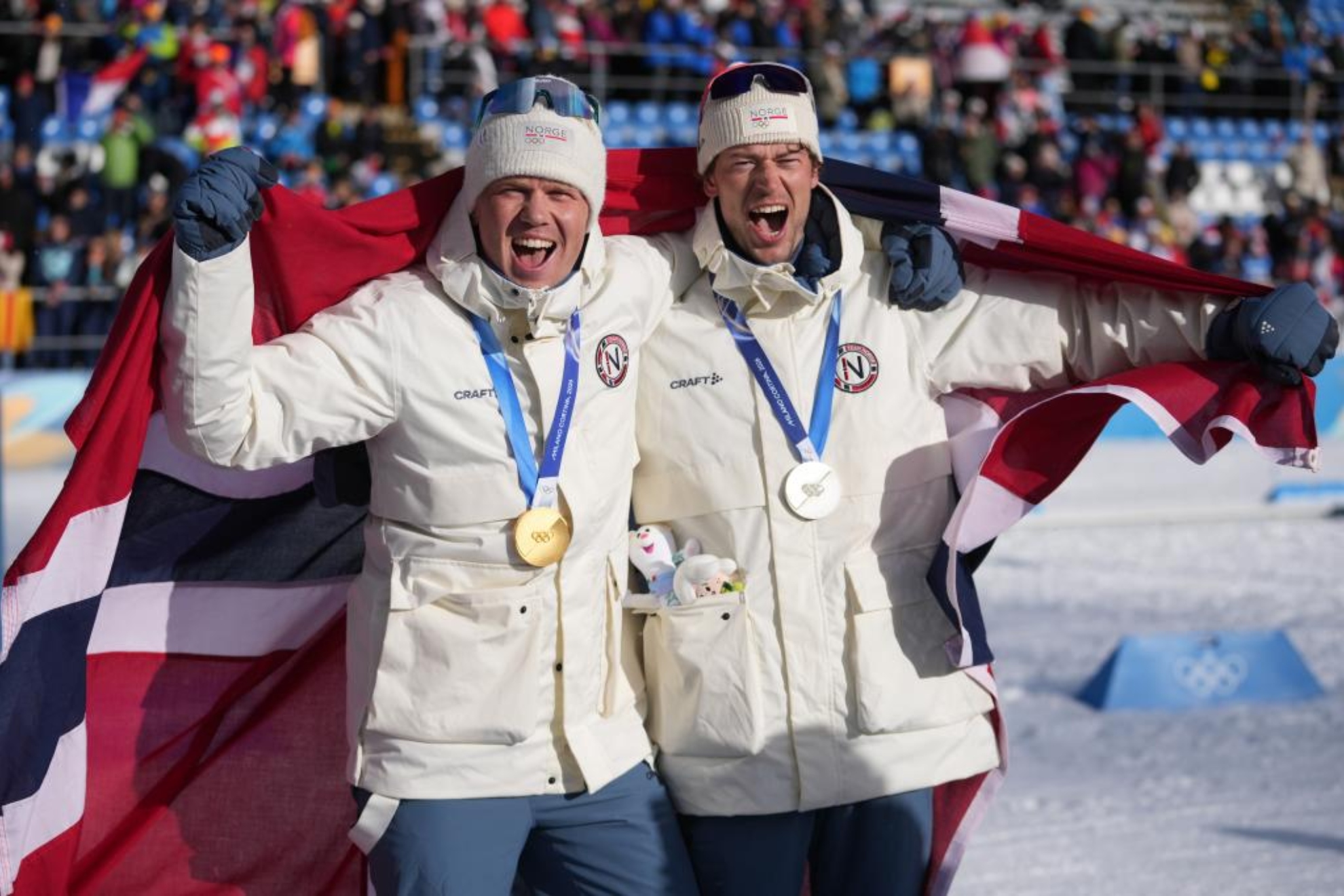 Los noruegos Johannes Dale-Skjevdal y Sturla Holm Laegreid, oro y plata en los 15 kilómetros masculinos de biatlón.