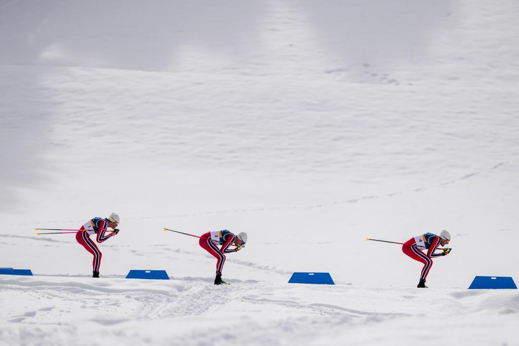 Iversen, Nyeget y Klaebo, en un descenso
