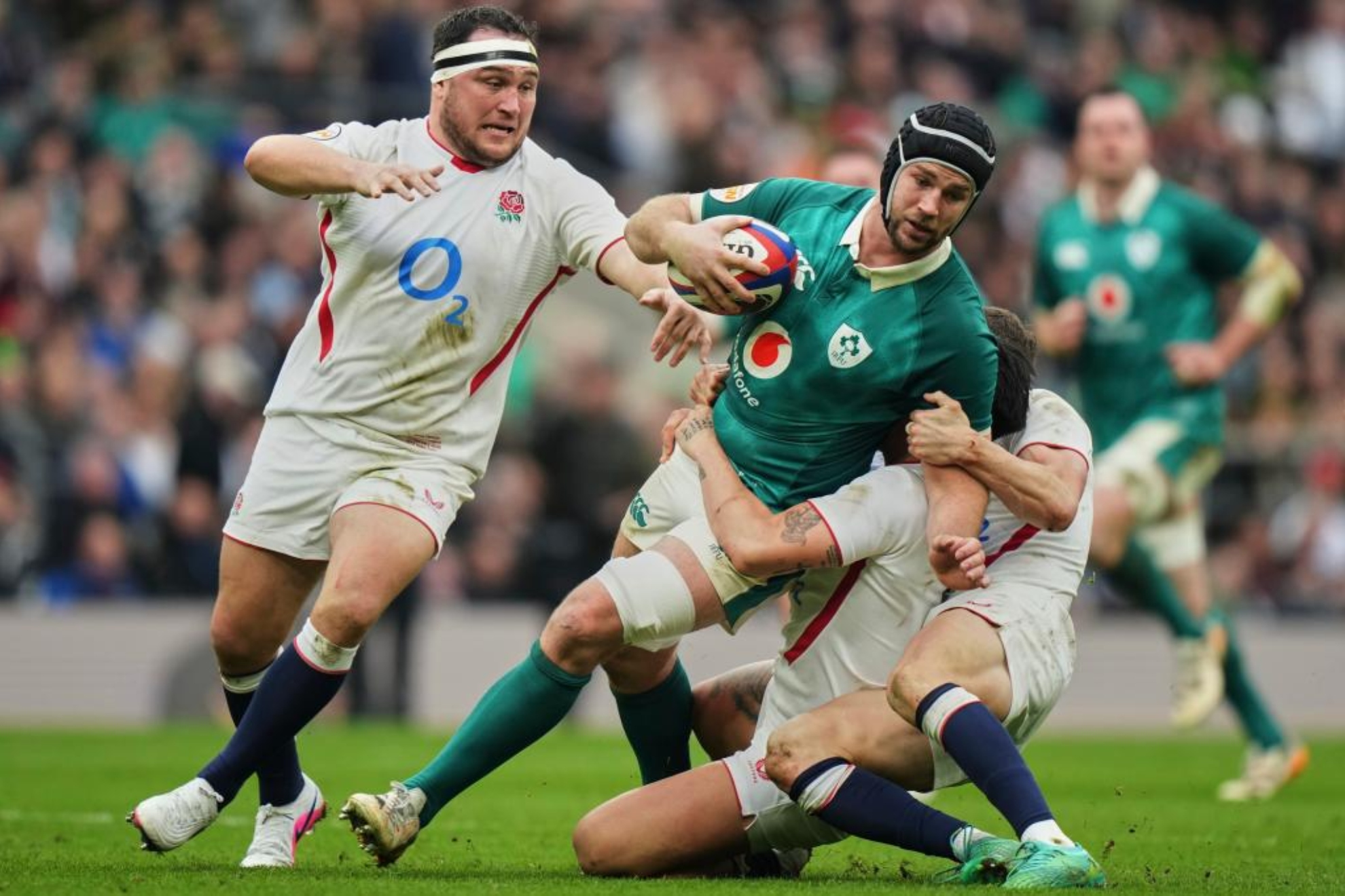 El capitán irlandés, Caelan Doris, es placado por Marcus Smith y George Ford