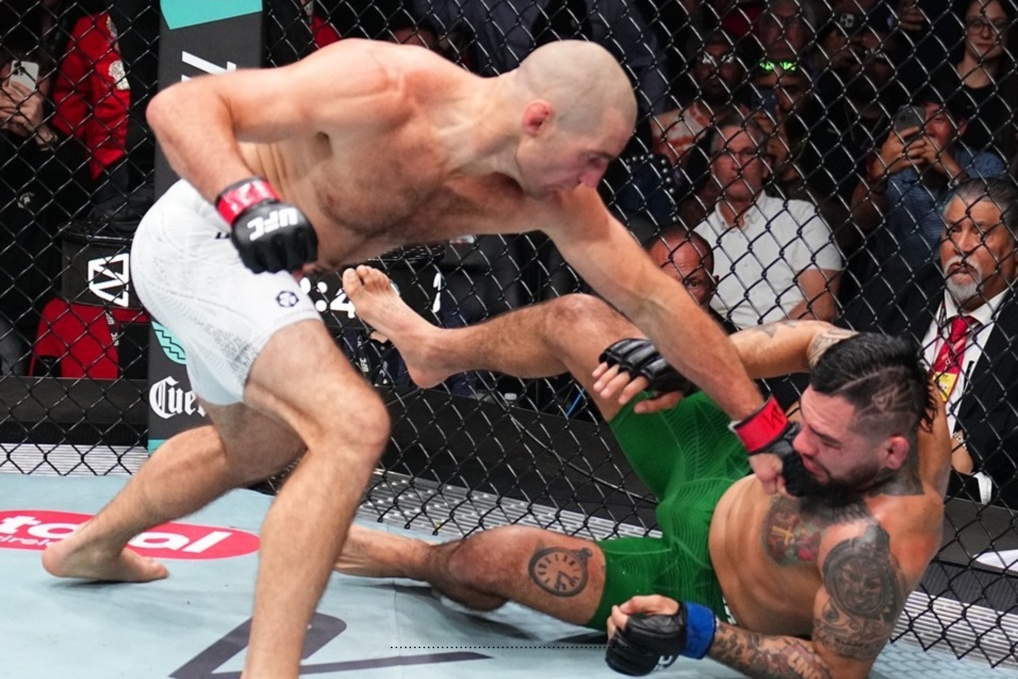 Sean Strickland noqueando a Anthony Hernández en el UFC Houston.
