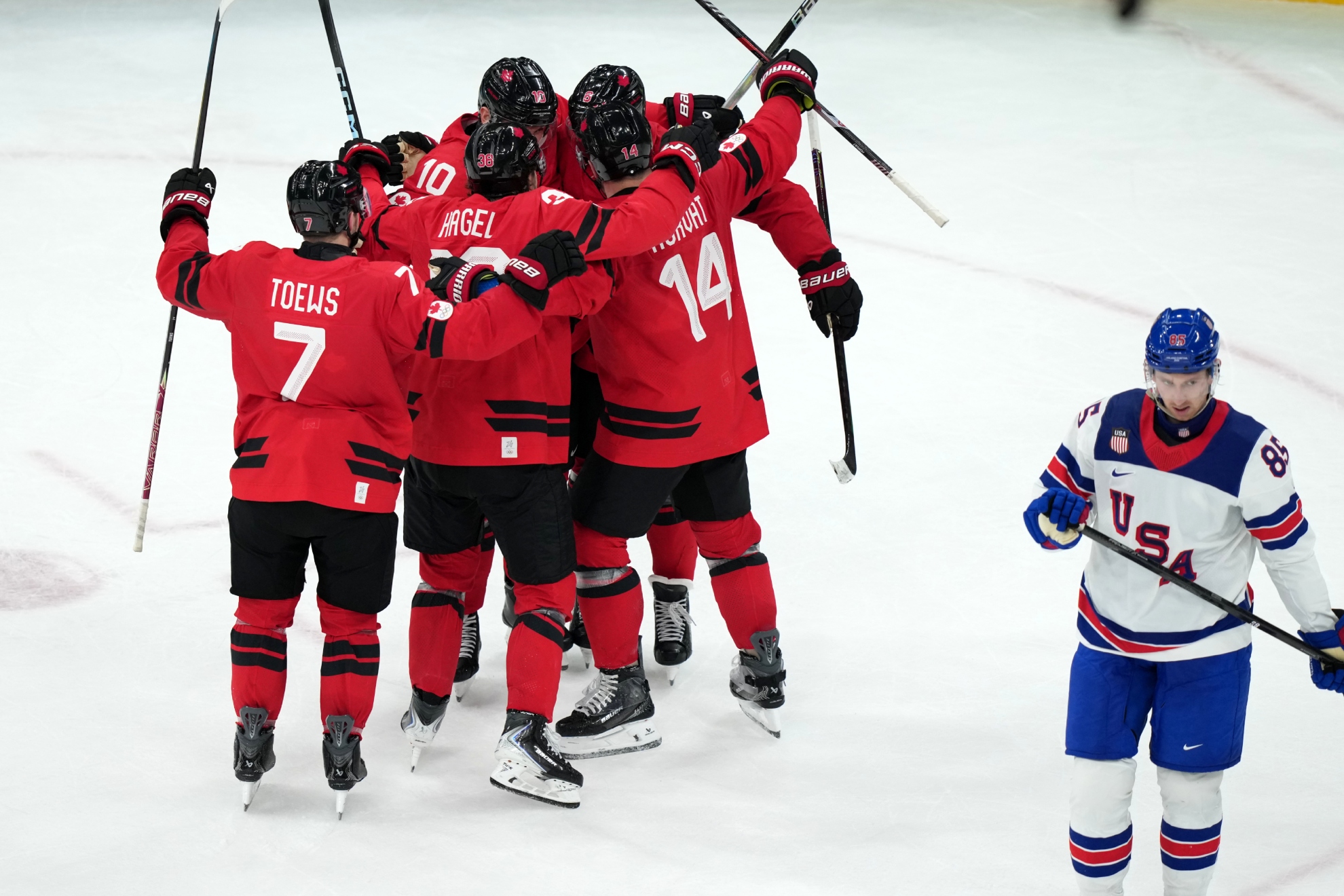 Los jugadores de Canadá celebran el gol del empate.