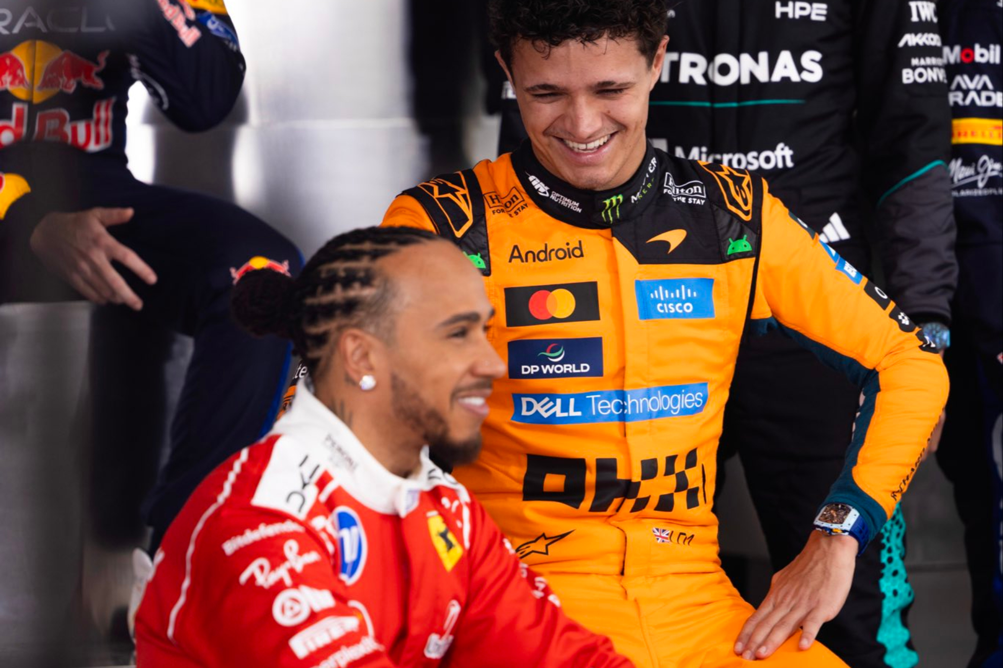 Lewis Hamilton conversa con Lando Norris.