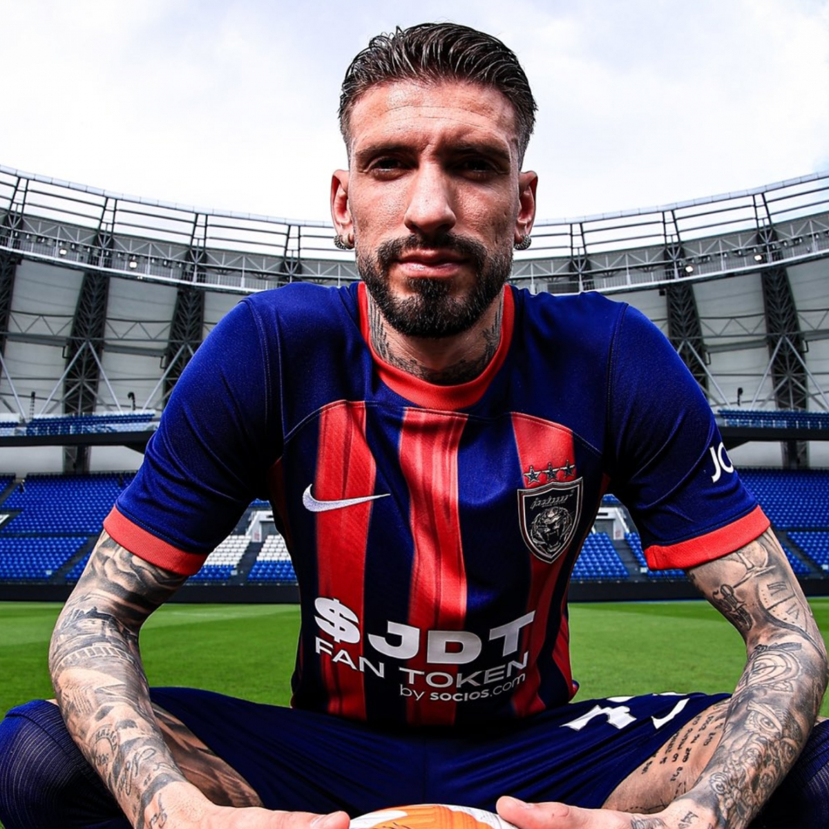 Samu Castillejo en su presentación como nuevo jugador del Johor DT