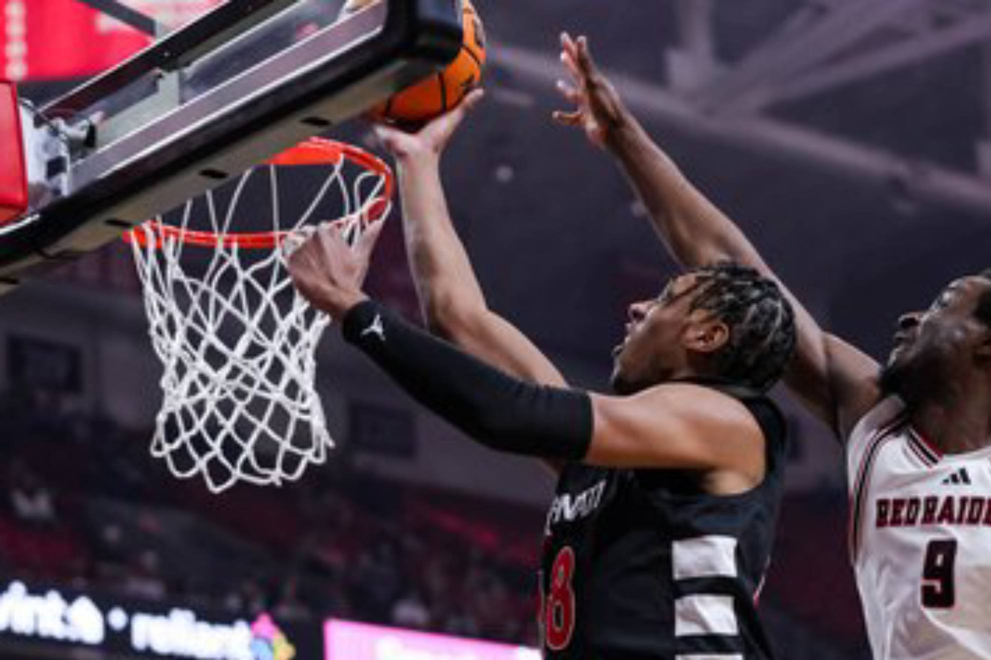 Baba Miller hace una entrada a canasta.