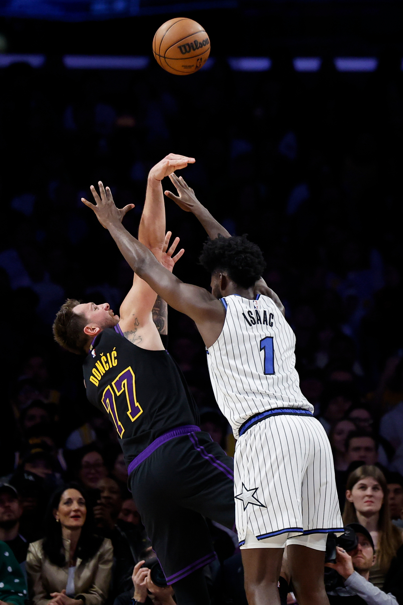 El altruismo de Doncic condena a los Lakers en la noche de la redención de su gigante número 1