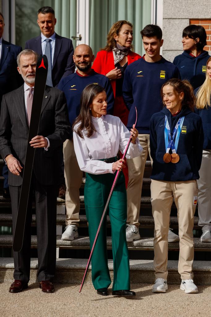 Los Reyes reciben en audiencia al equipo español de los Juegos Olímpicos de Invierno de Milán-Cortina 2026 Doña Letizia observa de cerca uno de los esquíes de Ana Alonso y el Rey Felipe Vi el de Cardona. EFE Actualizado: 25/02/2026 18:14 horas